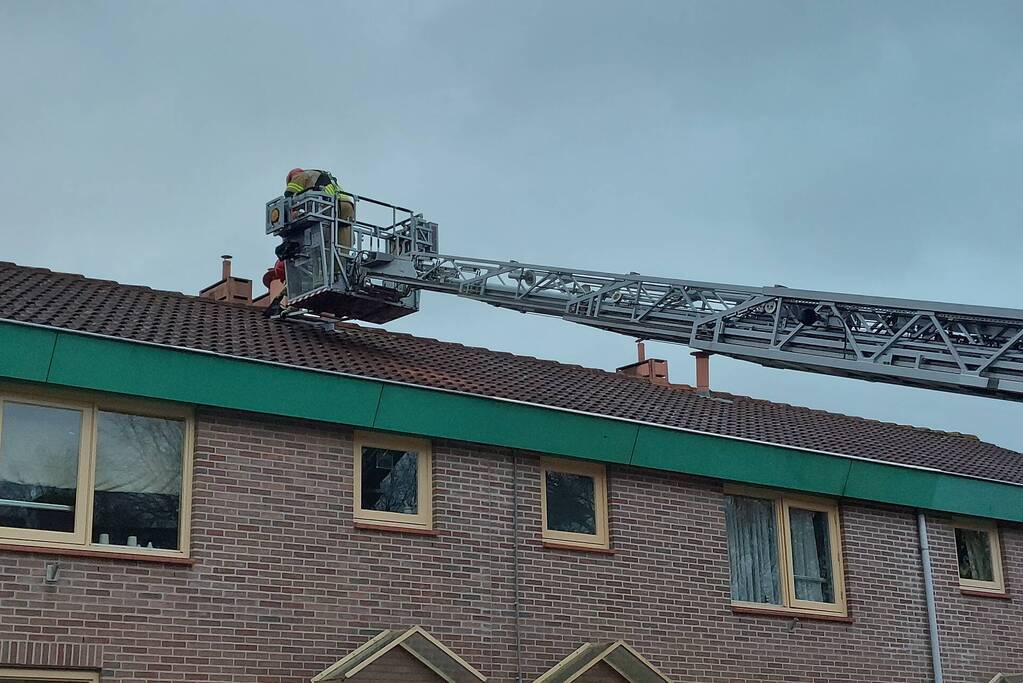 Schoorsteen laat los door harde wind