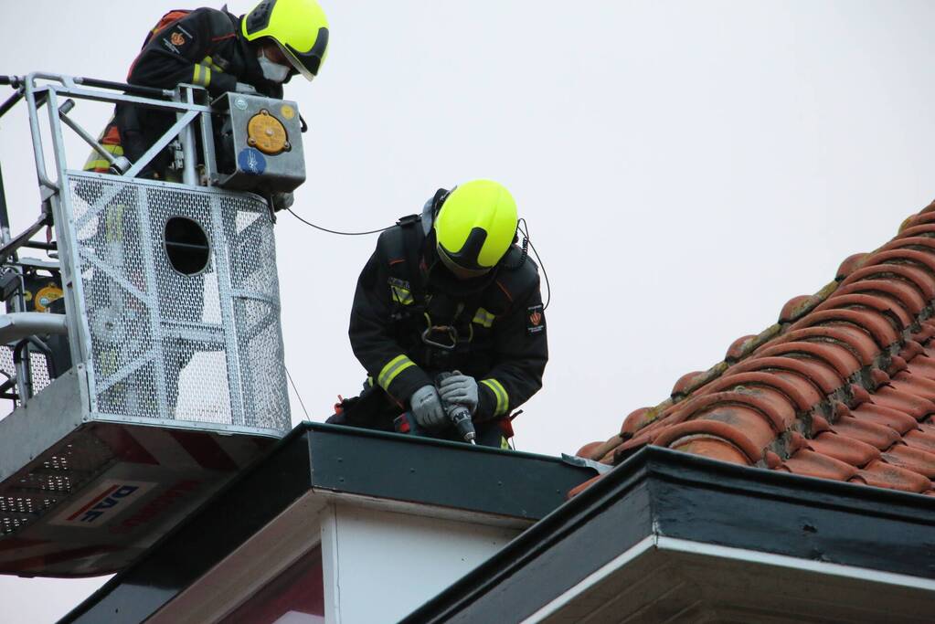 Dak van dakkapel losgewaaid