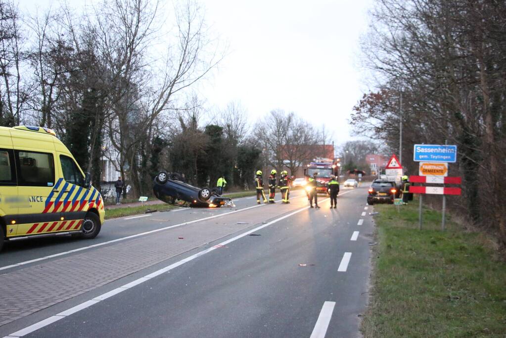 Auto op zijn kop na ongeval met voorganger