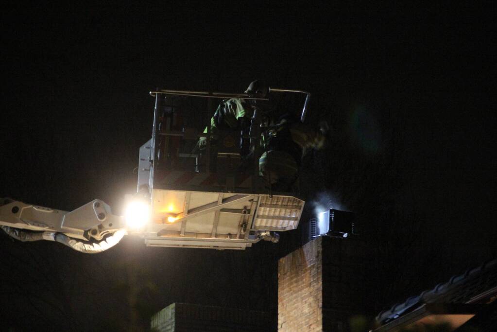 Brand in schoorsteen van woning