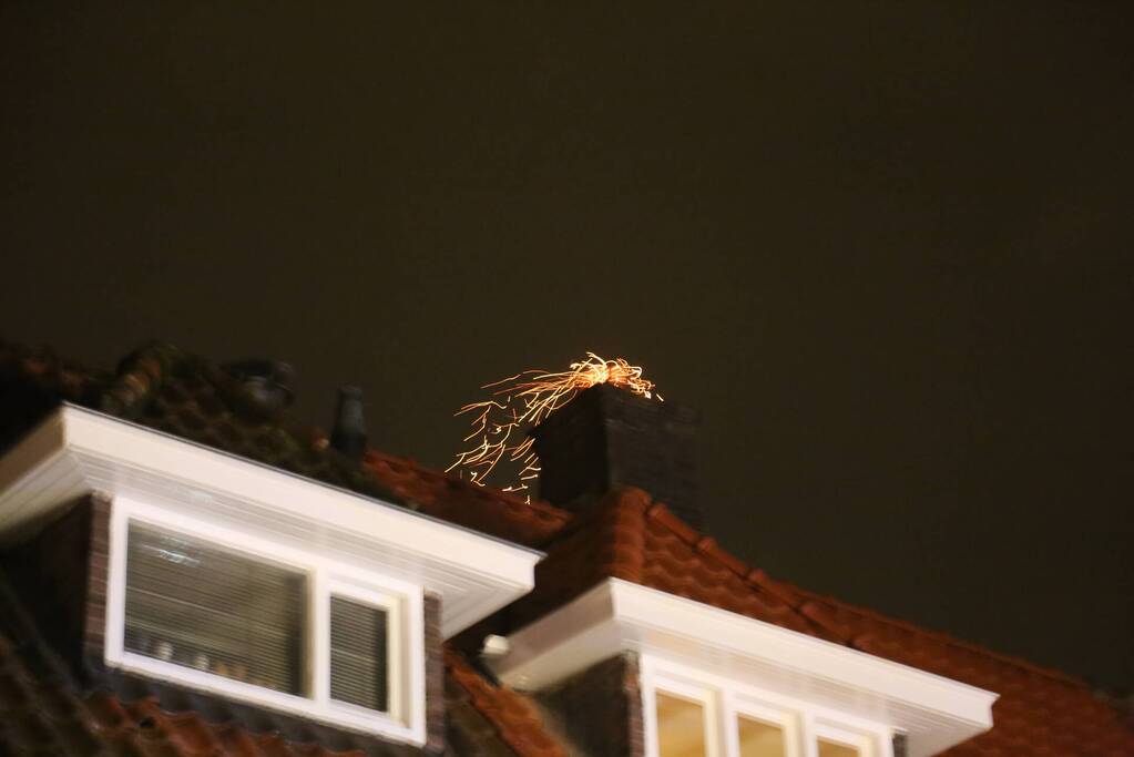 Brand in schoorsteen van woning