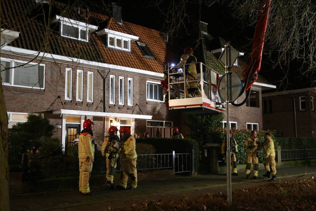Brand in schoorsteen van woning