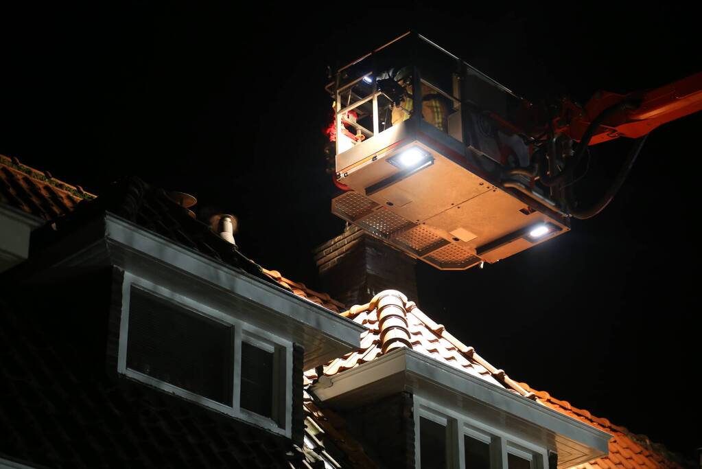 Brand in schoorsteen van woning