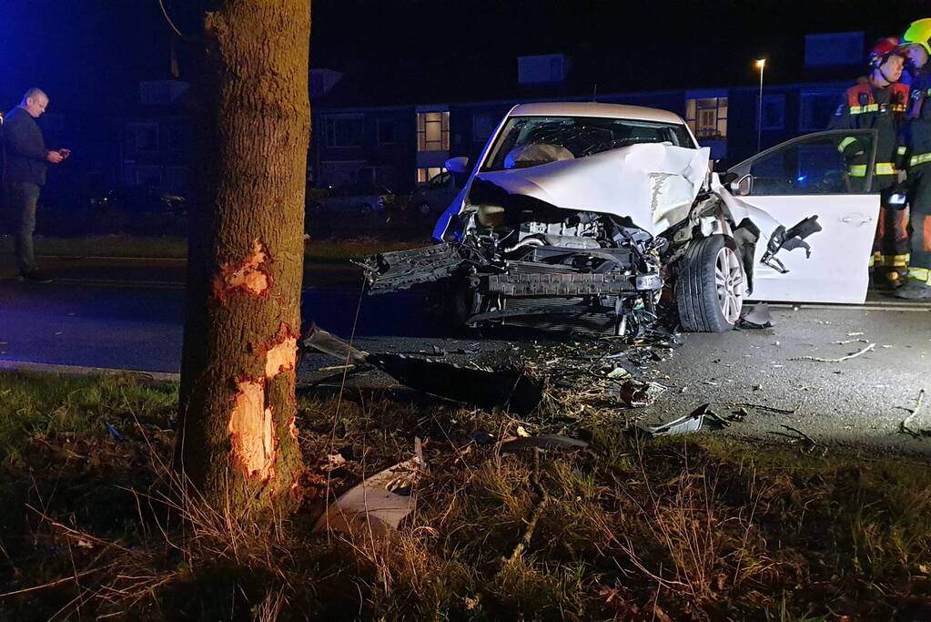 Automobilist raakt gewond bij aanrijding tegen boom