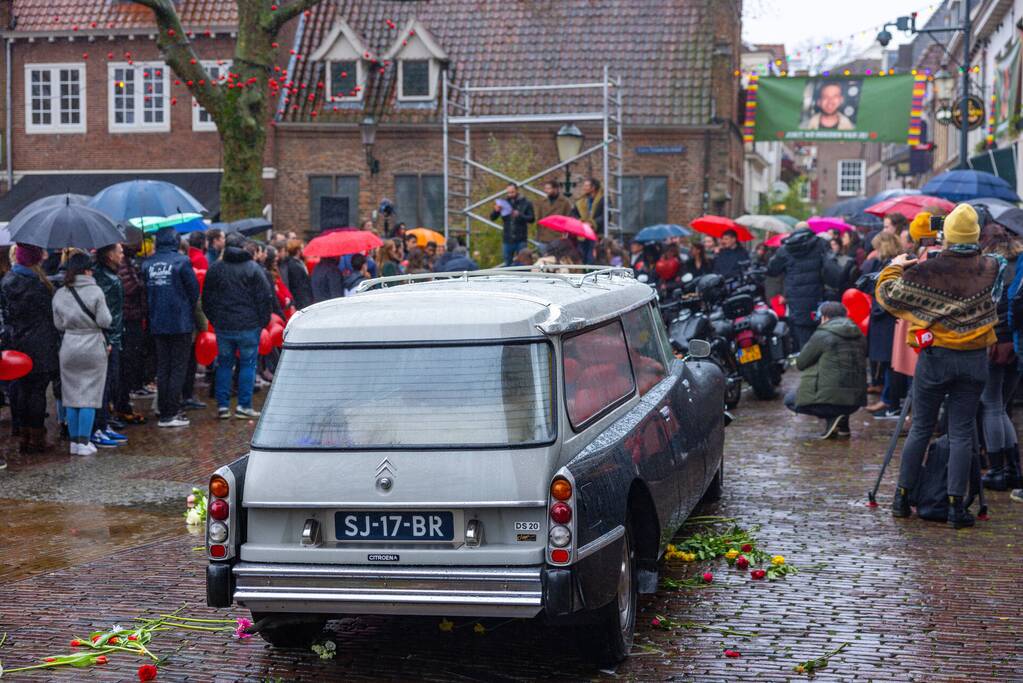 Massale opkomst bij afscheid horecaman Jorit Bons (30)