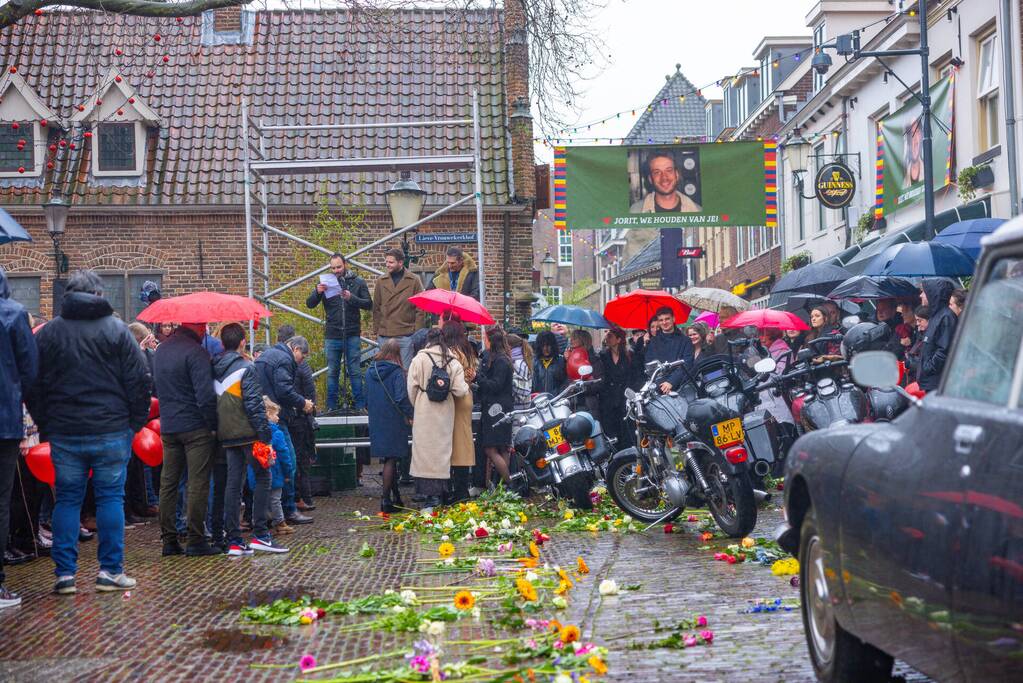 Massale opkomst bij afscheid horecaman Jorit Bons (30)