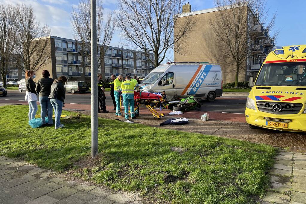 Motorrijder ernstig gewond bij botsing met bestelbus