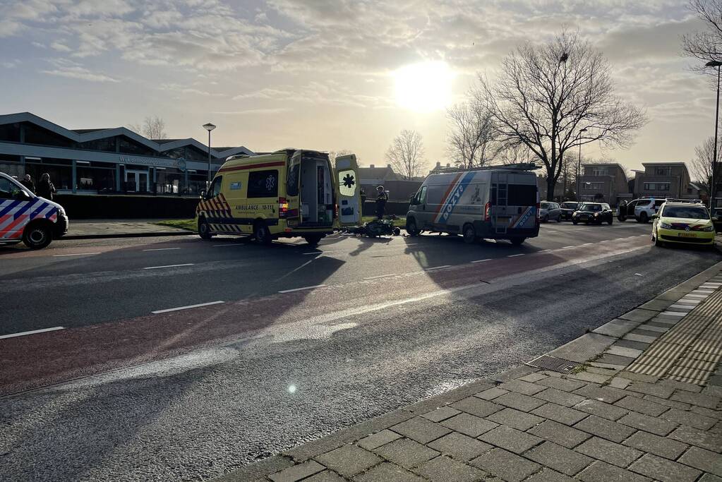 Motorrijder ernstig gewond bij botsing met bestelbus