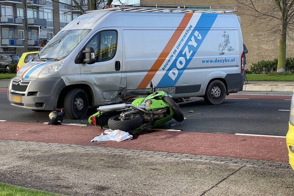 Motorrijder ernstig gewond bij botsing met bestelbus