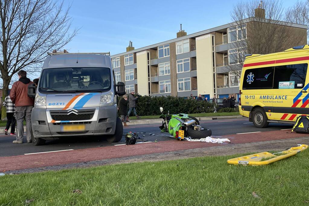 Motorrijder ernstig gewond bij botsing met bestelbus