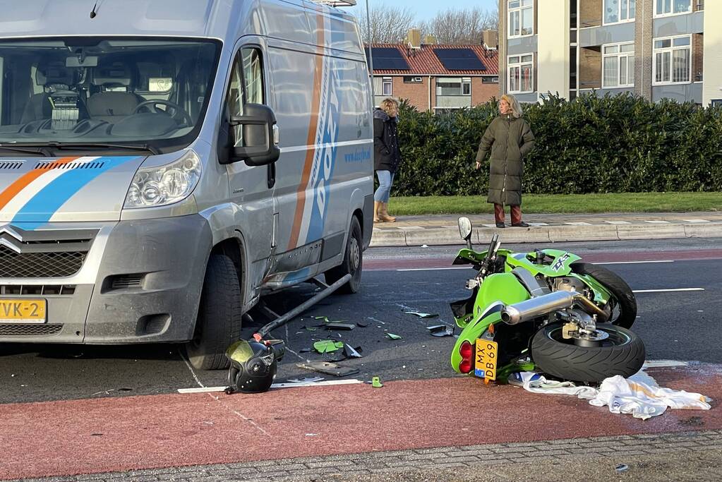 Motorrijder ernstig gewond bij botsing met bestelbus