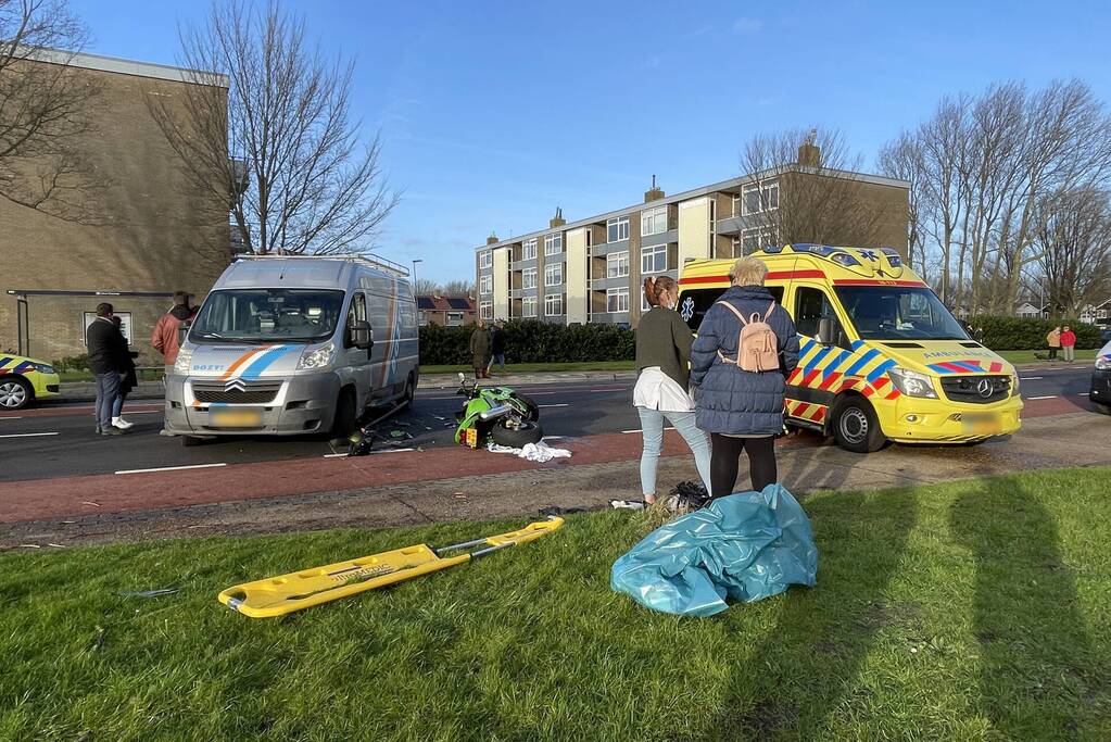 Motorrijder ernstig gewond bij botsing met bestelbus