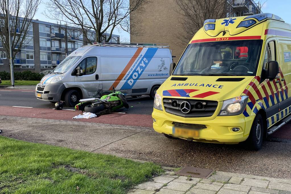 Motorrijder ernstig gewond bij botsing met bestelbus