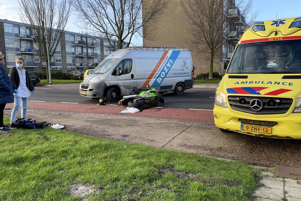 Motorrijder ernstig gewond bij botsing met bestelbus