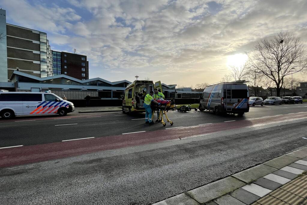 Motorrijder ernstig gewond bij botsing met bestelbus