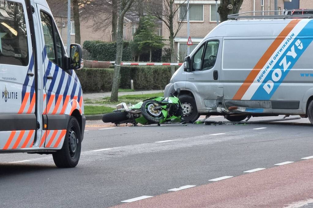 Motorrijder ernstig gewond bij botsing met bestelbus