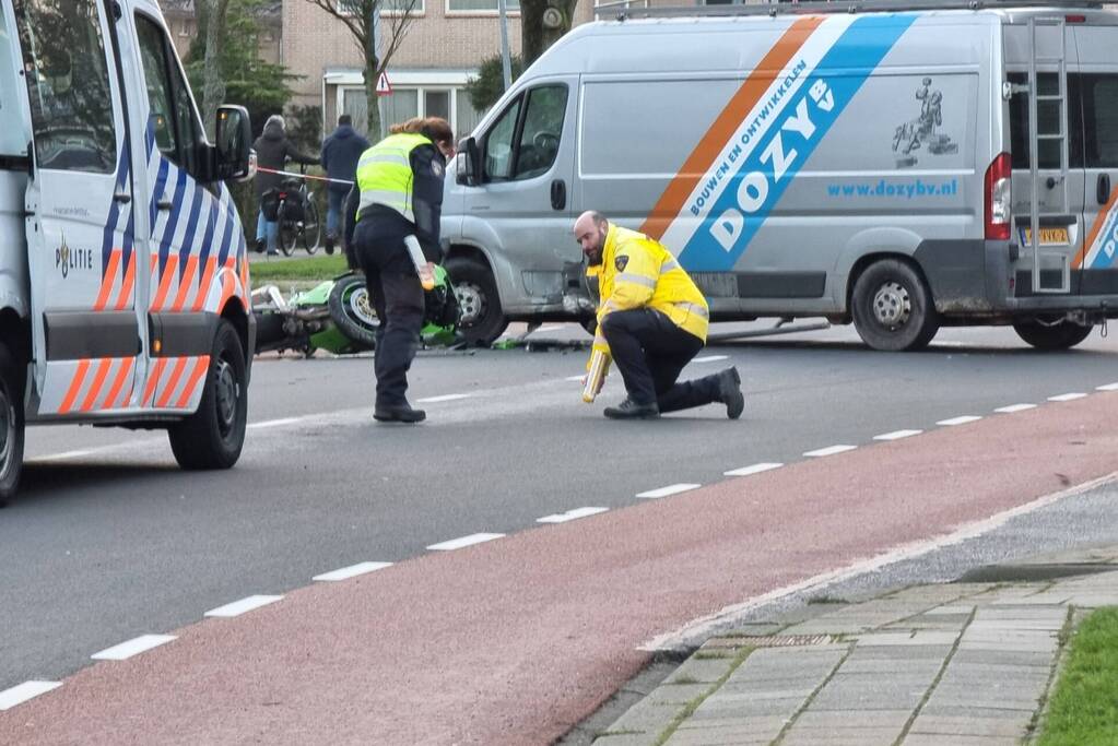Motorrijder ernstig gewond bij botsing met bestelbus