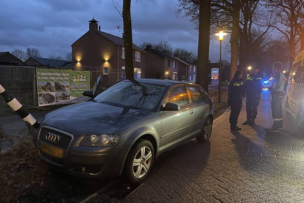 Automobilist botst frontaal op verkeerslicht