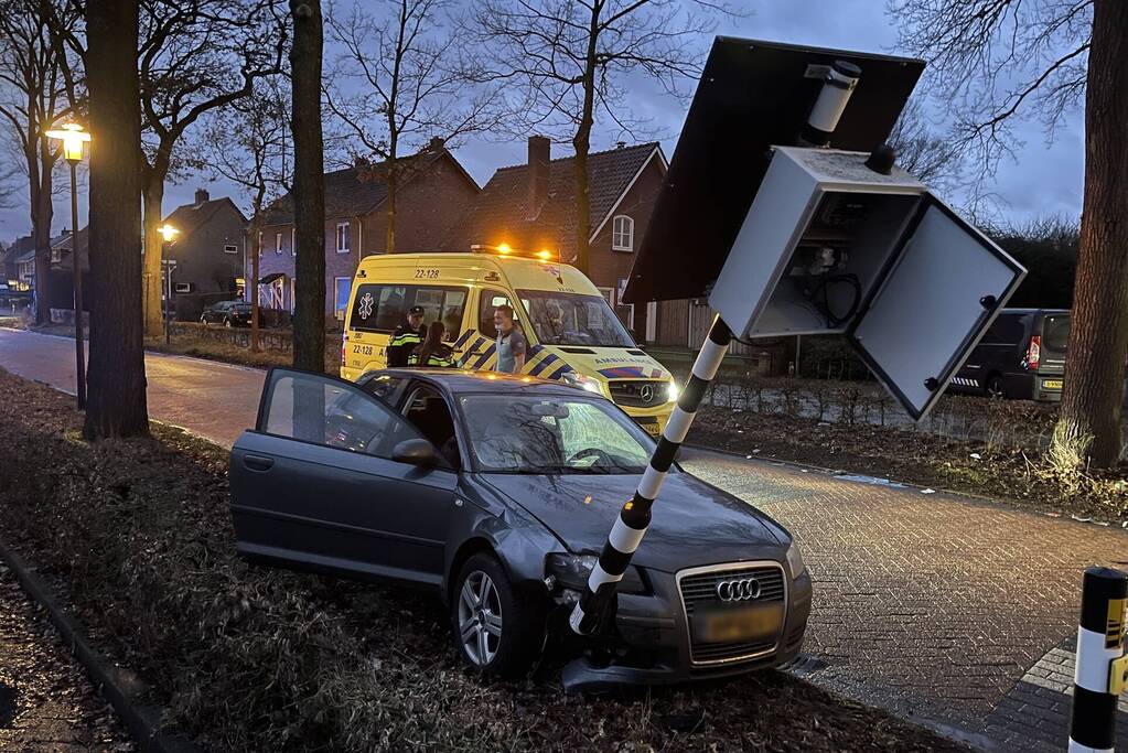 Automobilist botst frontaal op verkeerslicht