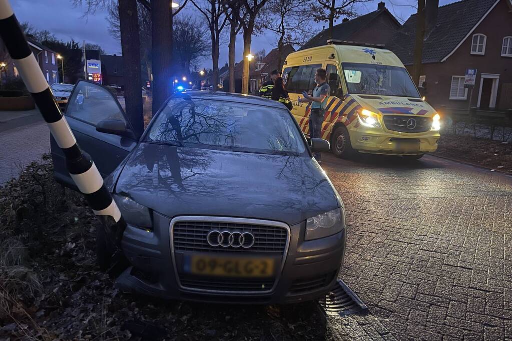 Automobilist botst frontaal op verkeerslicht