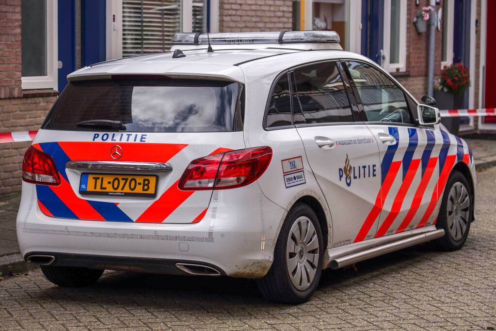 Voorbijganger ziet dode man in woning