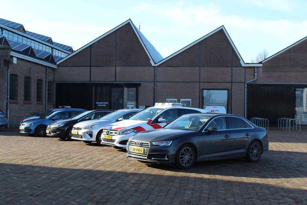 Politie en speciale eenheden doen onderzoek in meerdere objecten