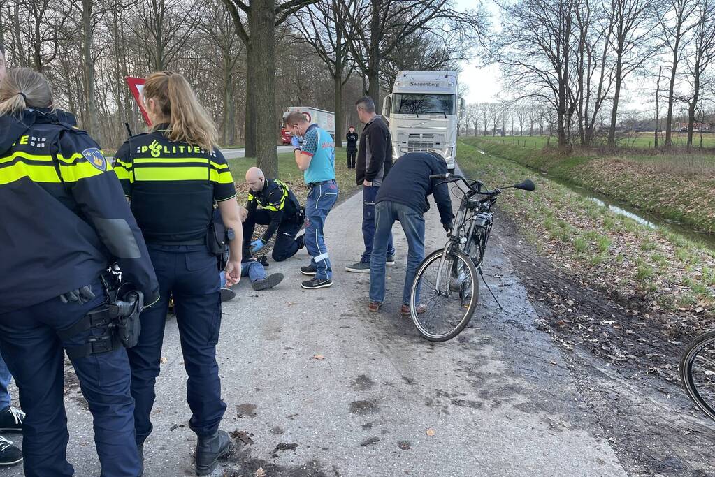Man op e-bike gewond bij aanrijding