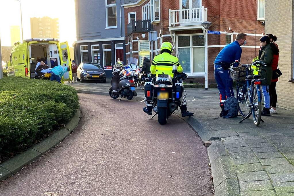 Scooter en fietser botsen op elkaar