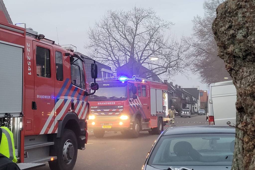Brandweer blust brand in bijgebouw