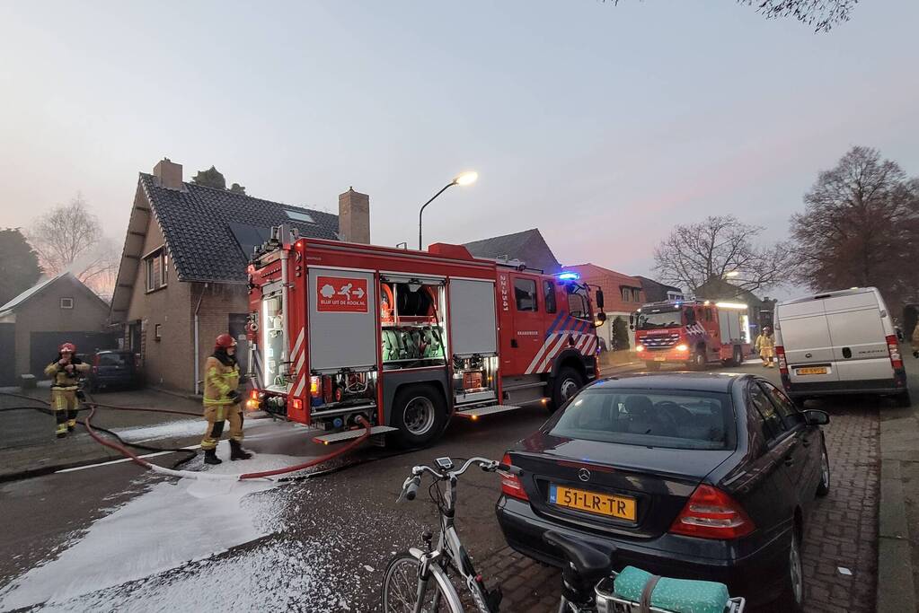 Brandweer blust brand in bijgebouw