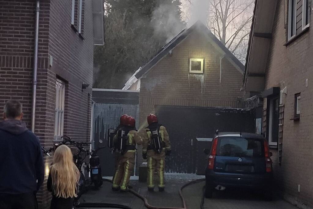 Brandweer blust brand in bijgebouw