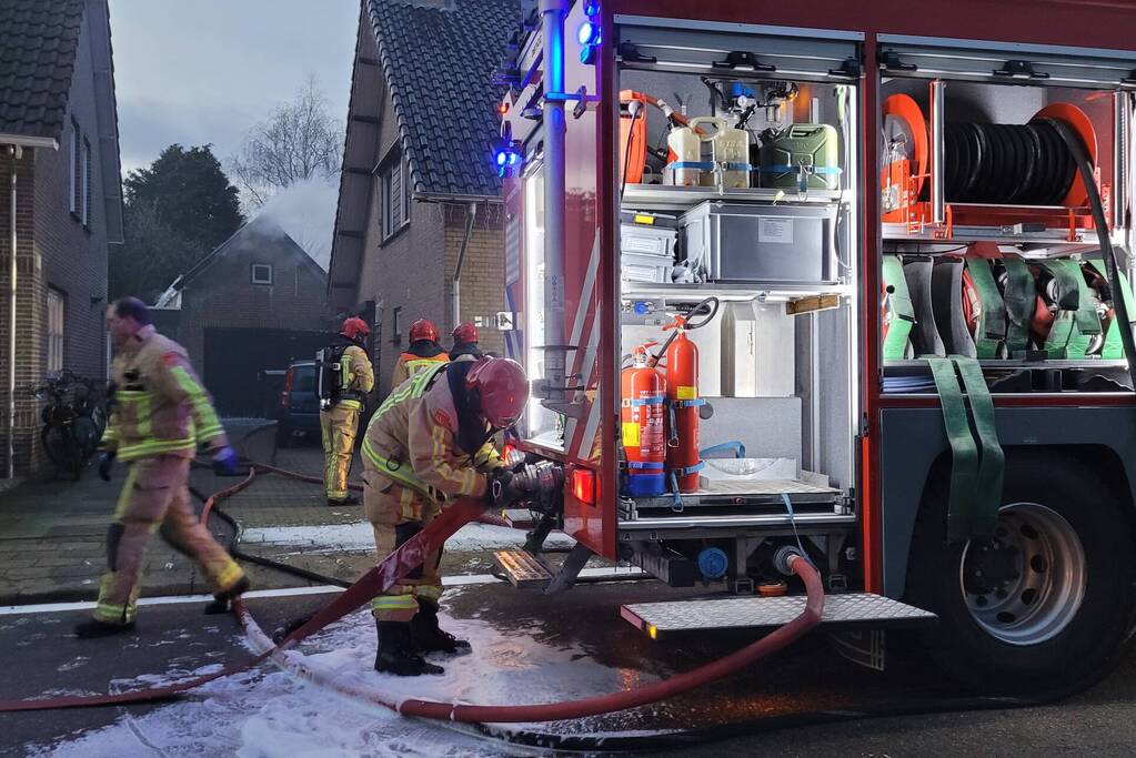 Brandweer blust brand in bijgebouw