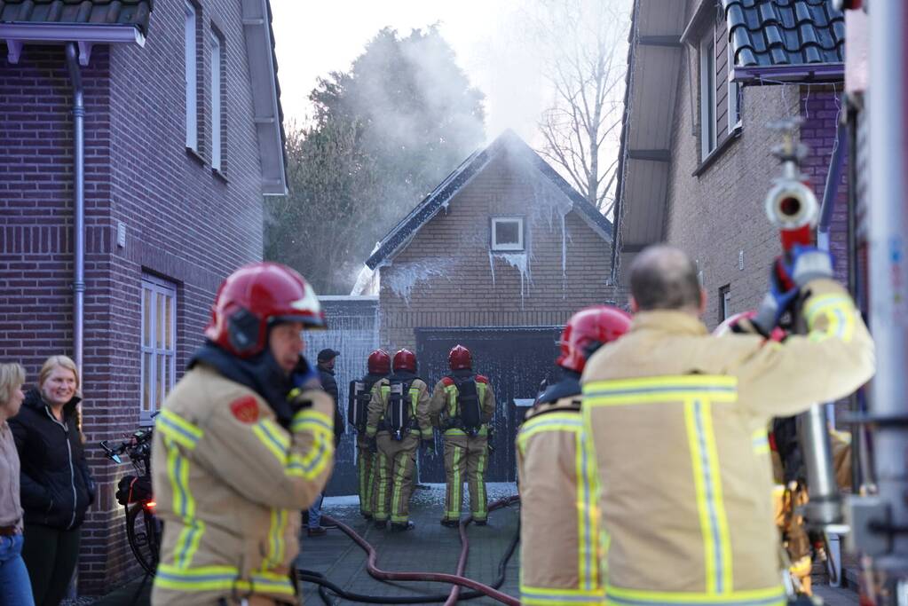 Brandweer blust brand in bijgebouw