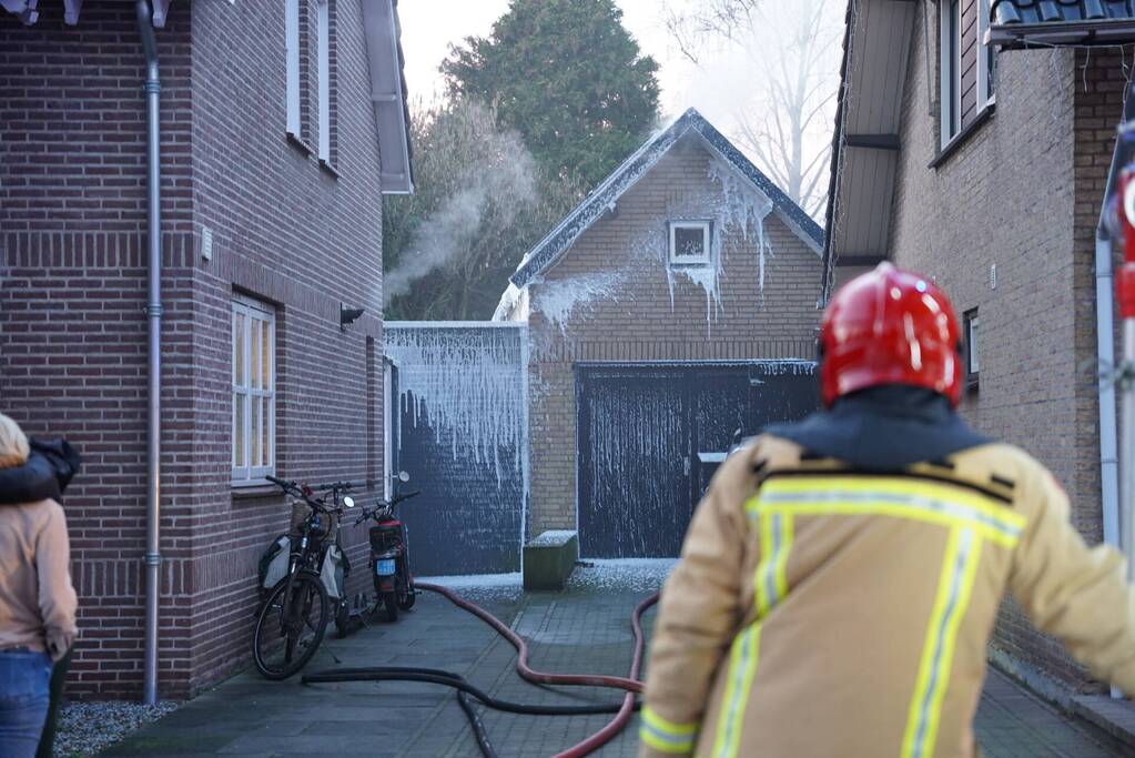 Brandweer blust brand in bijgebouw
