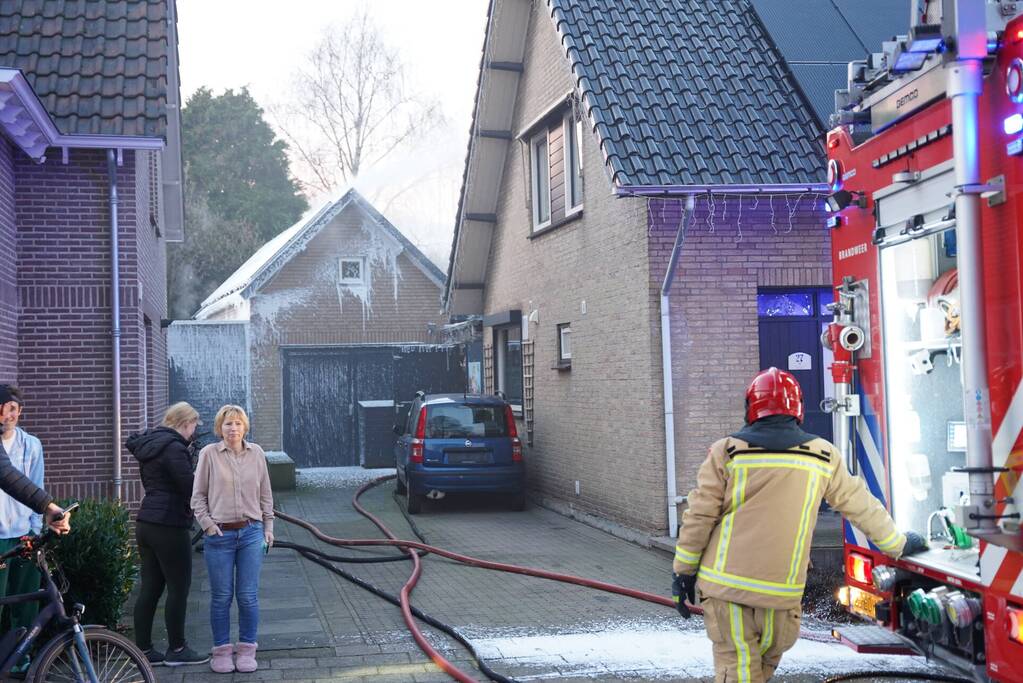 Brandweer blust brand in bijgebouw
