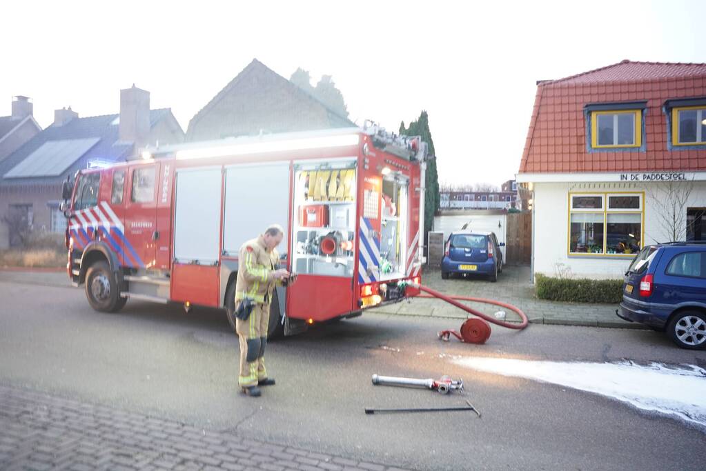 Brandweer blust brand in bijgebouw