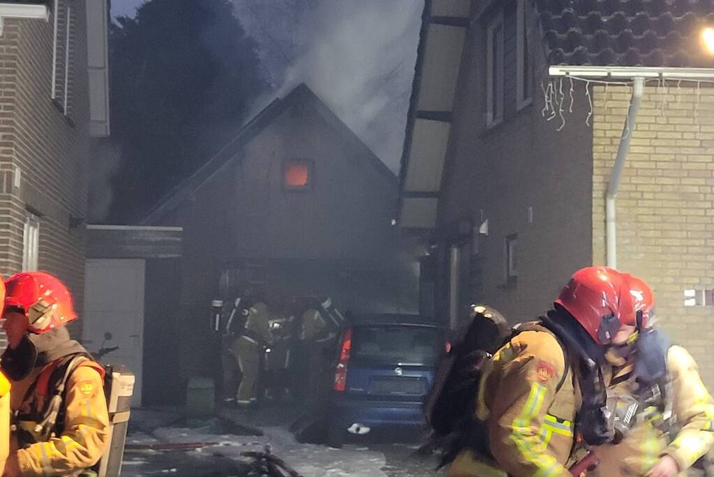 Brandweer blust brand in bijgebouw