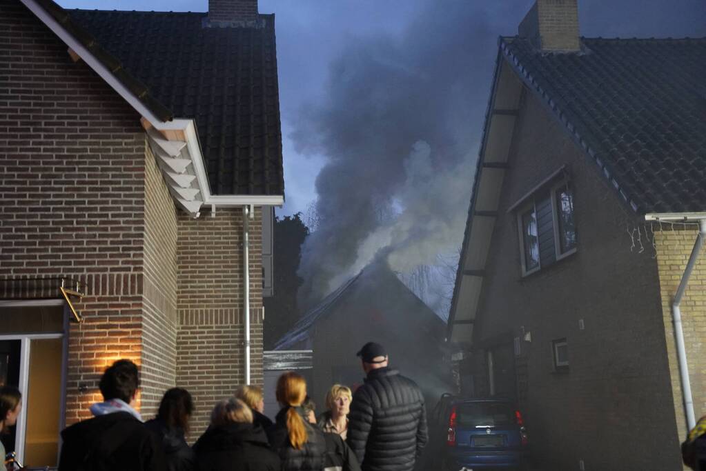 Brandweer blust brand in bijgebouw
