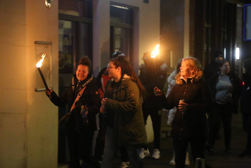 Groep mensen loopt lichtjestocht tegen coronamaatregelen