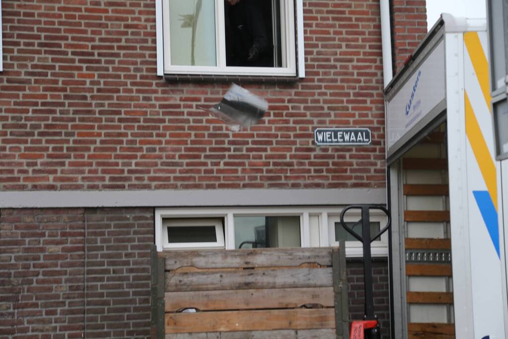 Politie treft hennepkwekerij aan en houdt een persoon aan