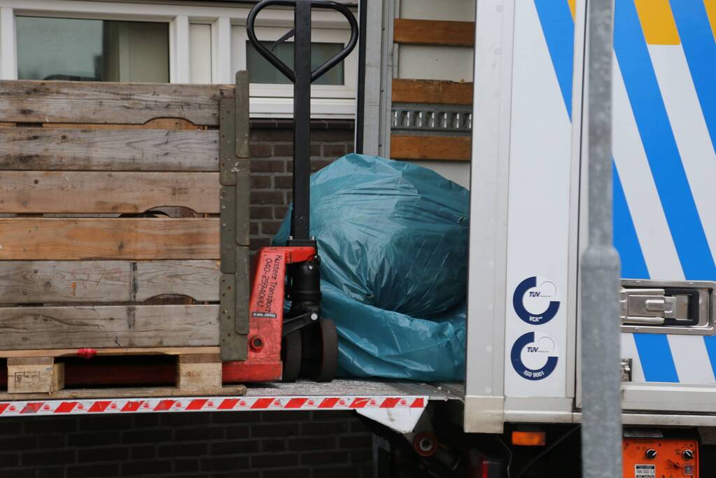 Politie treft hennepkwekerij aan en houdt een persoon aan