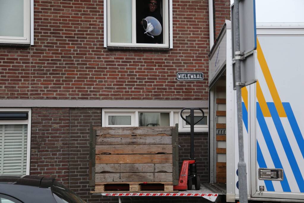 Politie treft hennepkwekerij aan en houdt een persoon aan