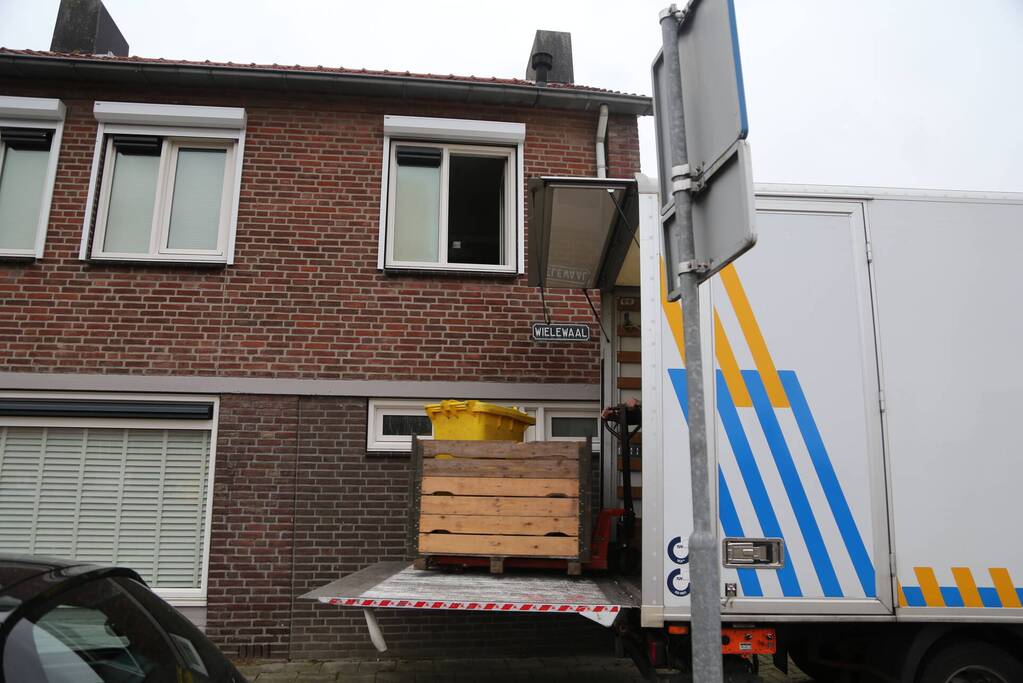 Politie treft hennepkwekerij aan en houdt een persoon aan