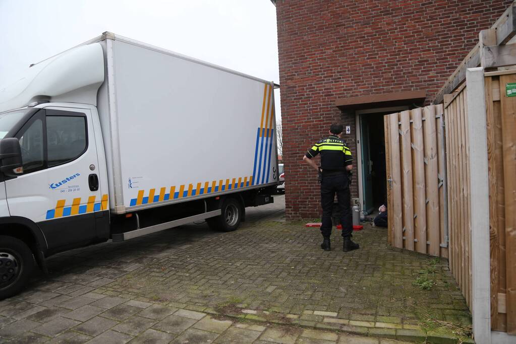 Politie treft hennepkwekerij aan en houdt een persoon aan