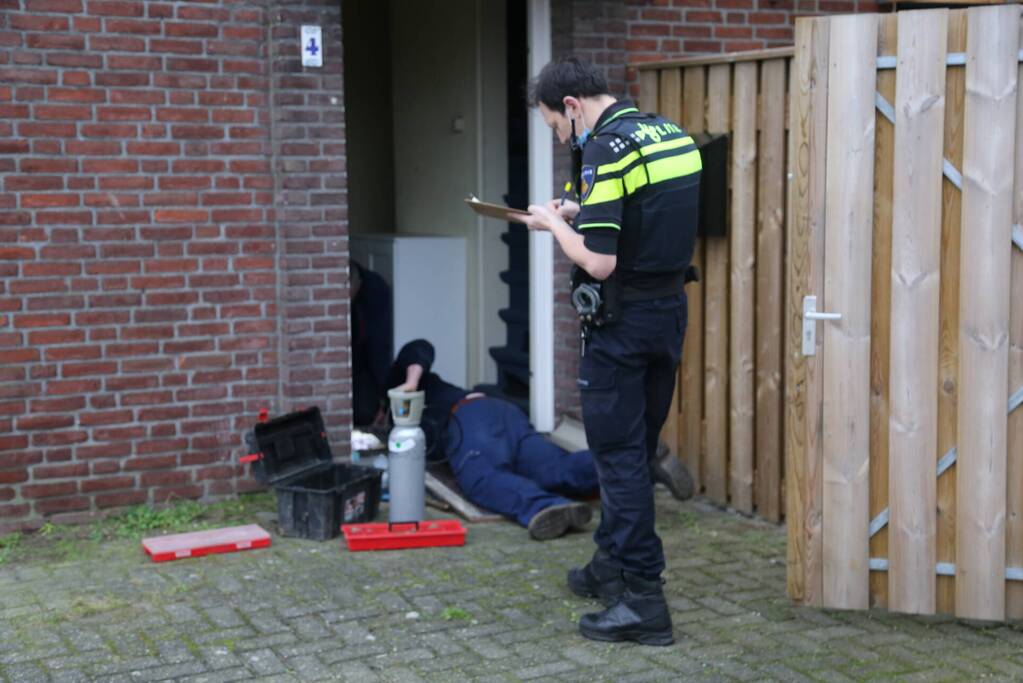 Politie treft hennepkwekerij aan en houdt een persoon aan