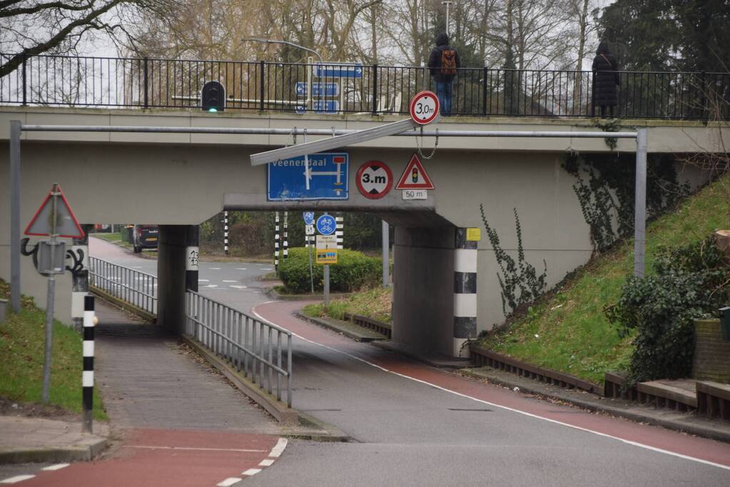 Bakwagen ramt spoorviaduct