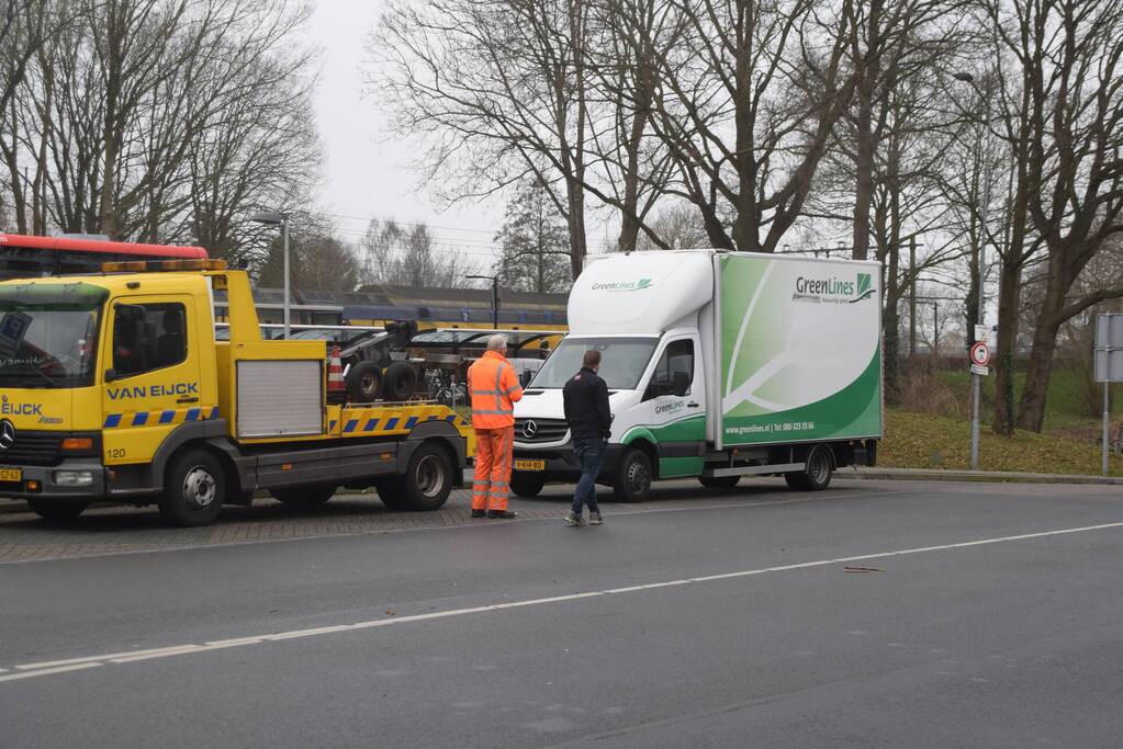 Bakwagen ramt spoorviaduct