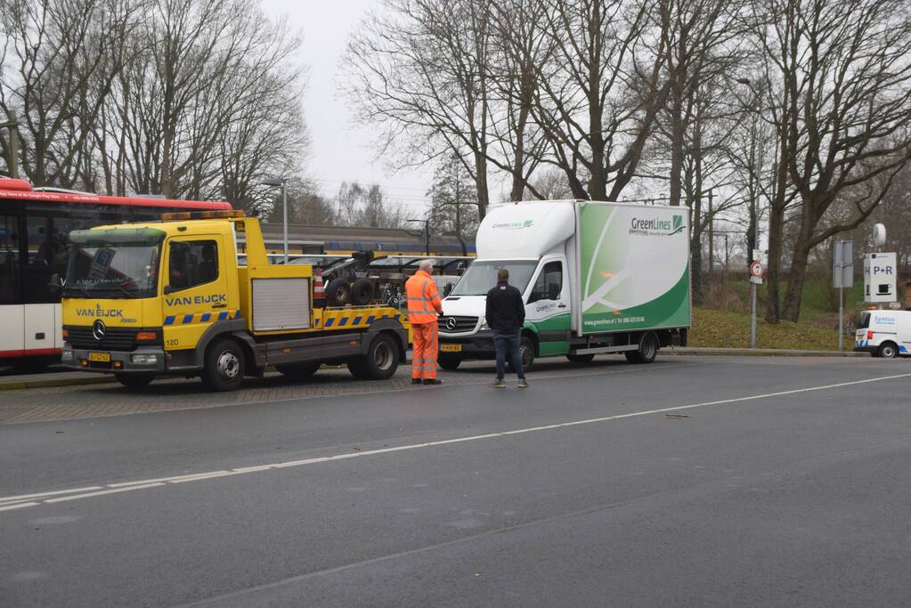 Bakwagen ramt spoorviaduct