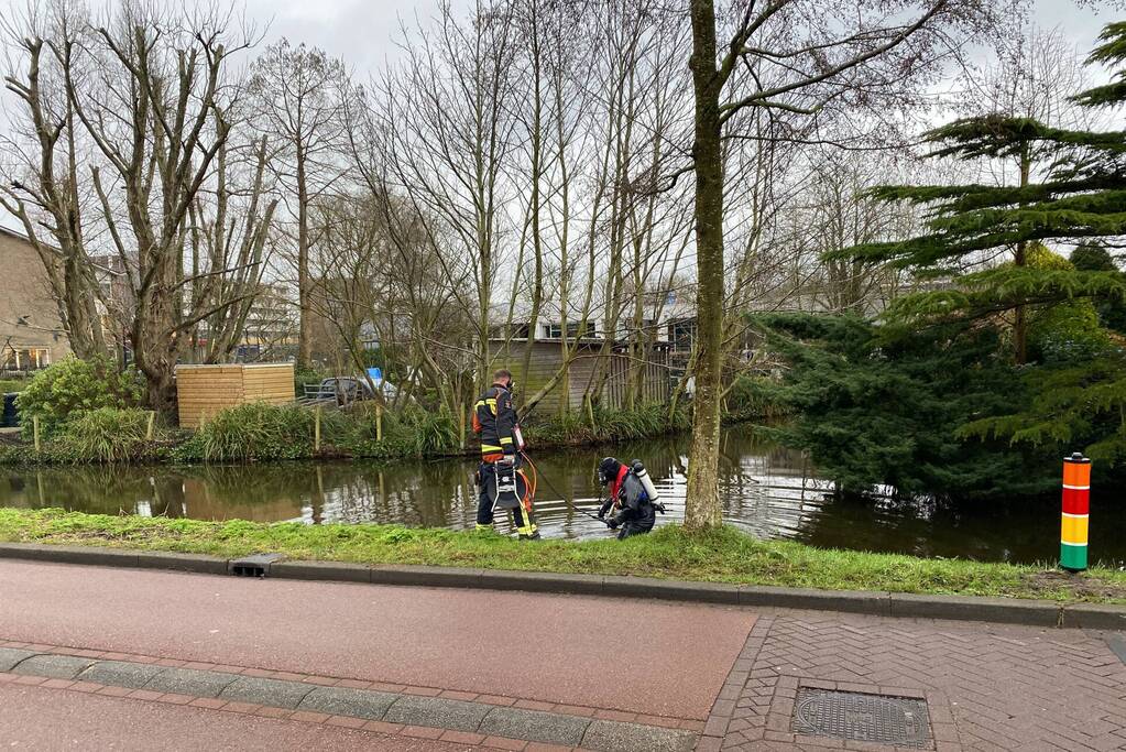 Duiker zoekt in water naar gestolen telefoon