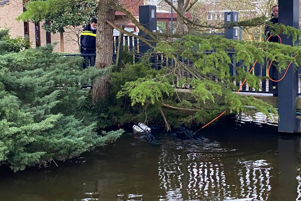 Duiker zoekt in water naar gestolen telefoon